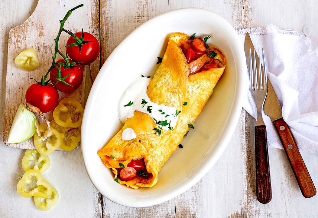 早餐时，那些通过生酮饮食减肥的人可以吃一份带有奶酪、蔬菜和火腿的煎蛋卷