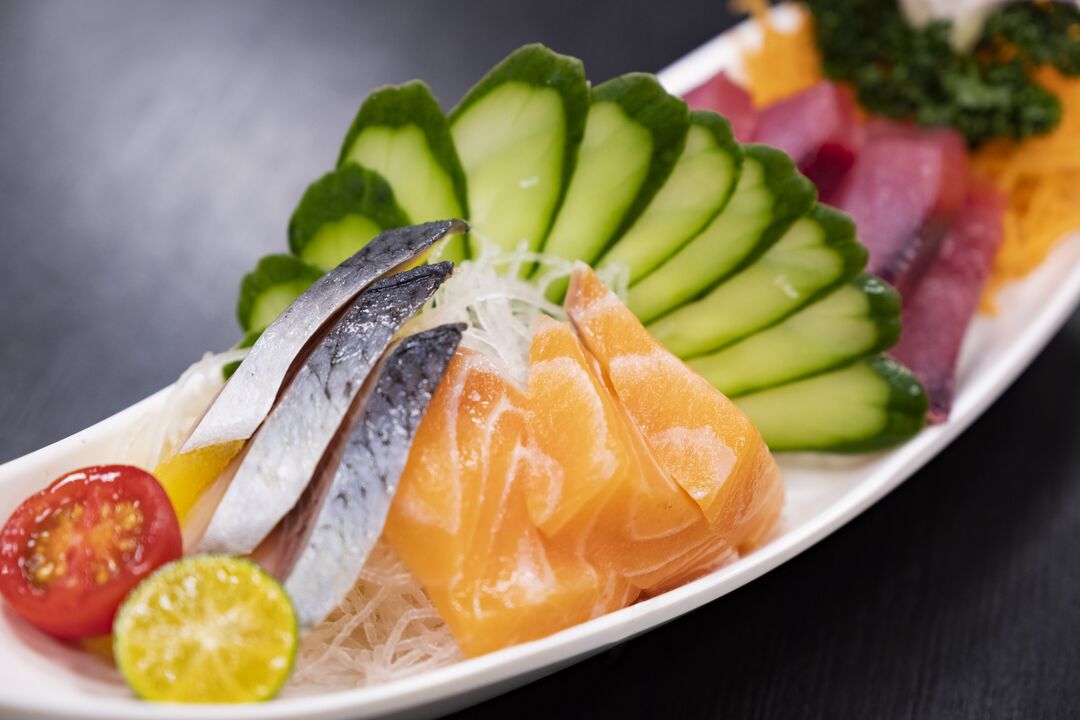 鱼和蔬菜是低碳水化合物酮饮食的健康部分